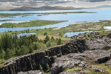 rów tektoniczny islandia Þingvellir na północnym brzegu największego islandzkiego jeziora, Þingvallavatn