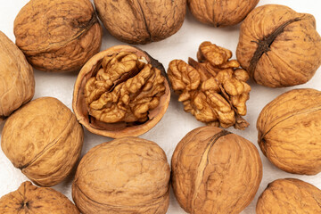 Walnut kernels and whole nuts are scattered on the table.