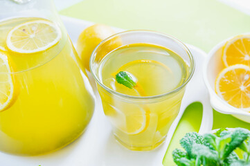 グラスに入ったアイドル水