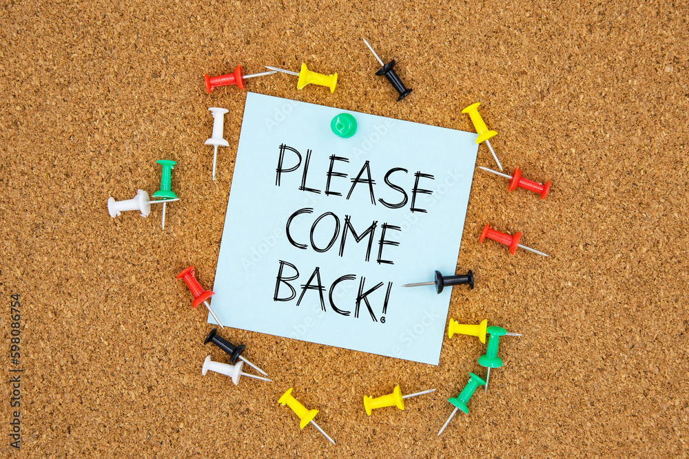 Fototapete please come back text on light blue post-it paper pinned on bulletin cork board surrounding by multi
