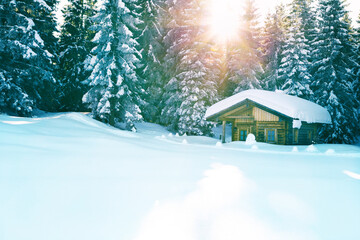 Winterlandschaft Alpenhütte - 598088934