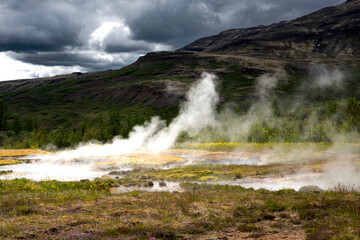 okolica gejzer Geysir na Islandii parujące źródła
