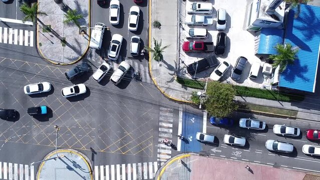 Santo domingo, rep&uacute;blica dominicana - 2023 - Vista desde un drone sobrevolando la cuidad de Santo Domingo en hora pico.
