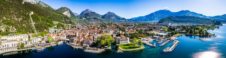 Fototapeta na wymiar old town and port of Riva del Garda in italy