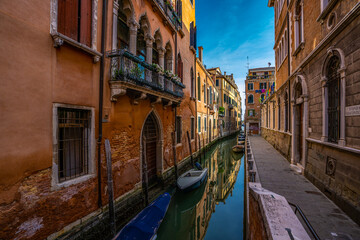 Fototapeta na wymiar narrow canal - Venice