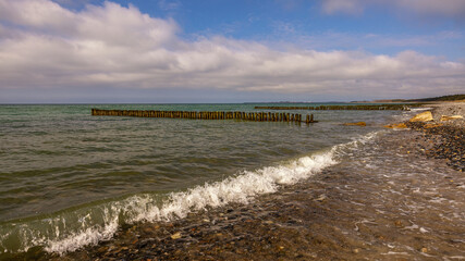 Ostseestrand mit Buhnen