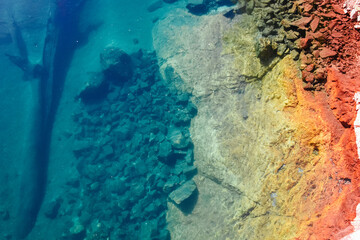 Fototapeta na wymiar paleta de colores sobre costa del lago