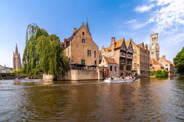 Fototapeta premium Belgien, Brügge, ein Sommertag in der Stadt mit Kanälen und schönen flämischen Häusern