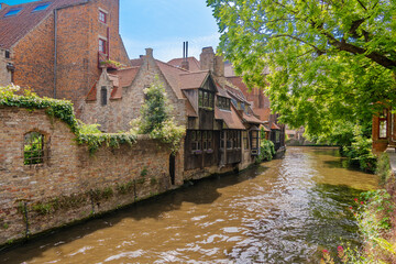 Fototapeta na wymiar Belgien, Brügge, ein Sommertag in der Stadt mit Kanälen und schönen flämischen Häusern
