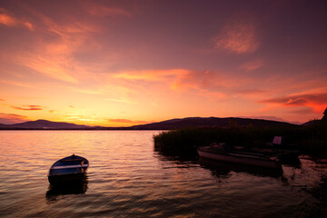 Krajobraz wodny. Zachód słońca nad jeziorem © anettastar