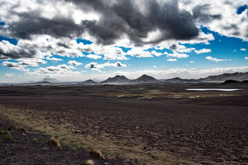 Islandzki krajobraz ze starymi stożkami wulkanów