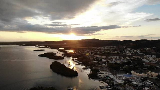 Bah&iacute;a costera con botes en el atardecer en Lajas, Puerto Rico