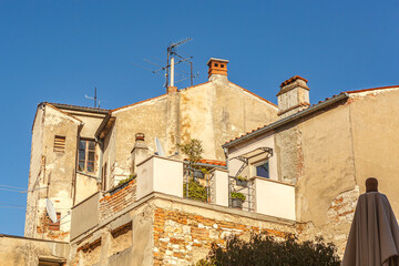 Fototapeta na wymiar View at mediterrean houses in croatia in early spring against blue sky