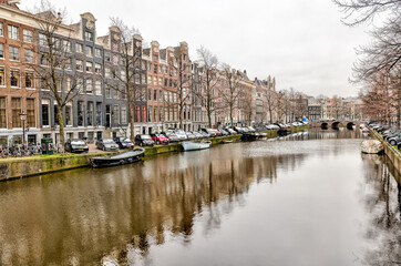 Fototapeta premium The unique urban architecture and scenery along the canals in Amsterdam 