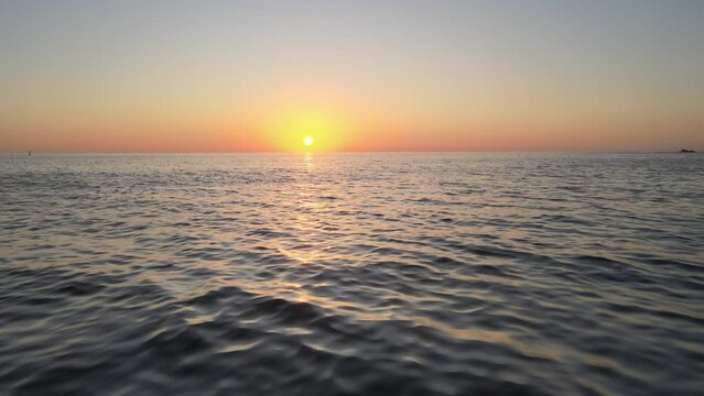 Avanzando por el mar hacia el sol del atardecer
