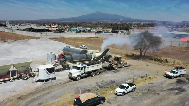 Cargando cami&oacute;n de asfalto para pavimentar carretera
