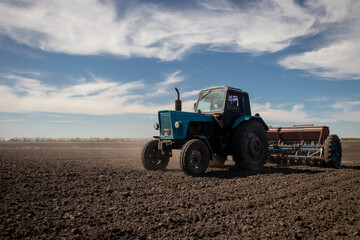 Obraz premium Old tractor planting in field