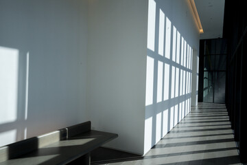 近代建築の光が差す廊下/ガラス張りの廊下/天窓から光が差す回廊/美しい天窓の回廊/木漏れ日/美しい影/美術館/博物館