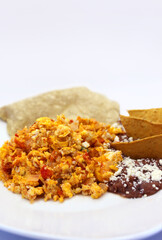 huevos revueltos, jitomate, cebolla, frijoles con totopos, queso, tortilla, huevos fritos, Comida mexicana. Desayuno mexicano. almuerzo mexicano, torilla, masa de maiz, tortilla frita, 