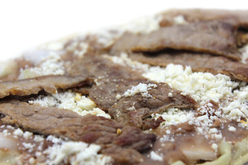 Comida mexicana. Desayuno mexicano. huarache mexicano, almuerzo mexicano, torilla, masa de maíz, tortilla frita, bisteck, salsa verde, queso fresco, frijoles