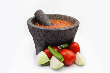 Comida mexicana. salsa roja en molcajete, molcajete mexicano prehispanico, jitomate, cebolla, chile...
