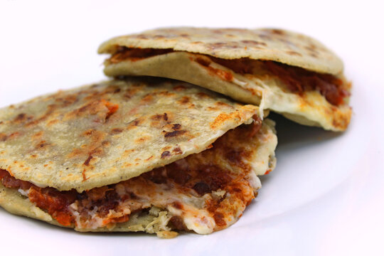 gordita de chicharr&oacute;n, chicharr&oacute;n prensado con queso, Comida mexicana. Desayuno mexicano. aluerzo mexicano, torilla, masa de maiz, tortilla frita, 