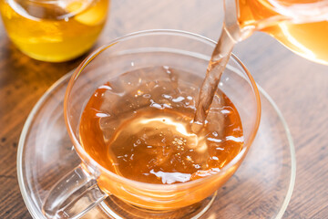 注がれる紅茶　honey tea