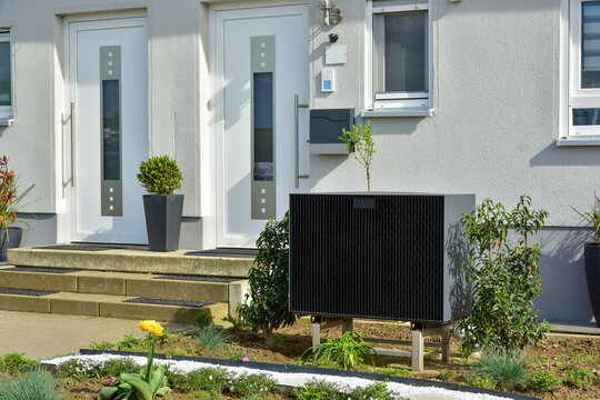 Luftw&auml;rmepumpe, Klimaanlage f&uuml;r Heizung und Warmwasser an einem neu gebauten Wohnhaus