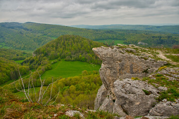 Blick auf Pont-de-Roide im Doubs in Frankreich