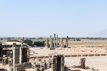 Obraz premium Top view of Persepolis. Aerial view on archeological site and Gate of All Nations (Xerxes Gate) with stone statues of lamassu in ancient city Persepolis, Iran