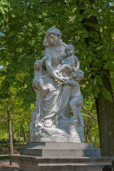 Statue von mythischer Frauenfigur mit drei Kindern, Königspark, Brüssel, Belgien