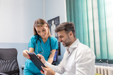 Obraz premium Young female professional doctor physician consulting patient, talking to adult man client at medical checkup visit. diseases treatment. medical health care concept