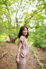 Fototapeta premium 森林公園で散歩する女性