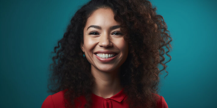 H&uuml;bsches Latino Frauen Gesicht mit Locken Nahaufnahme, ai generativ