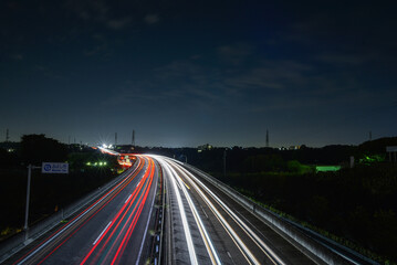 自動車のテールランプ・ヘッドライトの軌跡 © 貴士 加藤