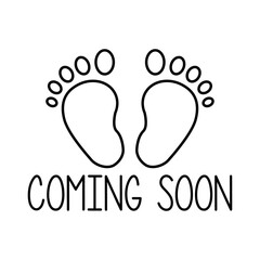 Anuncio de llegada de bebé. Letras mensaje Coming soon en texto manuscrito con silueta lineal de huella de pies para su uso en invitaciones y tarjetas