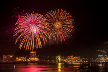 海辺を染める熱海の海上花火