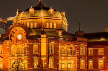 Fototapeta premium ライトアップされたシンボリックな東京駅の駅舎