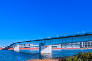 快晴の多摩川スカイブリッジと多摩川河口地域