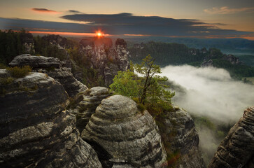 Sächsische Schweiz mit Nebel und Sonnenaufgang