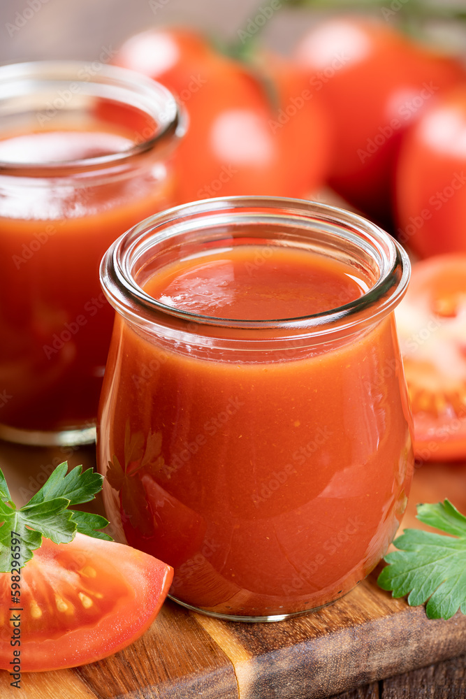 Wall mural Tomato juice with fresh tomatoes and parsley