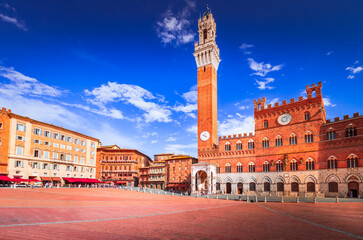 Obraz premium Siena, Italy. Medieval shell-shaped Piazza del Campo with Palazzo Pubblico, Tuscany.