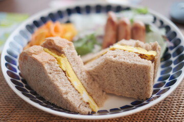 自家製全粒粉のパンのたまごサンド