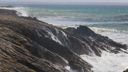 La Côte Sauvage, tournée vers l'ouest, surplombe l'océan sur 8 km depuis le Château Turpault jusqu'à la Pointe du Percho, sur la presqu'île de Quiberon dans le Morbihan en Bretagne en France