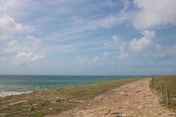 La Côte Sauvage, tournée vers l'ouest, surplombe l'océan sur 8 km depuis le Château Turpault jusqu'à la Pointe du Percho, sur la presqu'île de Quiberon dans le Morbihan en Bretagne en France