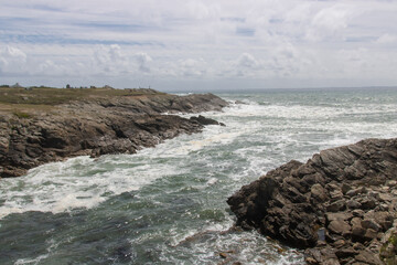 Obraz premium La Côte Sauvage, tournée vers l'ouest, surplombe l'océan sur 8 km depuis le Château Turpault jusqu'à la Pointe du Percho, sur la presqu'île de Quiberon dans le Morbihan en Bretagne en France