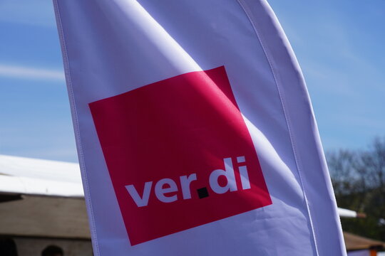 Banner von ver.di auf einer Kundgebung deutscher Gewerkschaften am Tag der Arbeit in Berlin am 01.05.2023