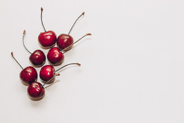 Obraz na płótnie Canvas Ripe red cherries in on white table.