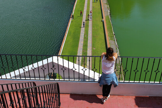 mujer joven pensativa en el parque.