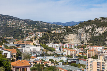 Fototapeta na wymiar Vue sur les quartiers des rives du Paillon, au nord de Nice, depuis les Jardins du Monastère de Cimiez